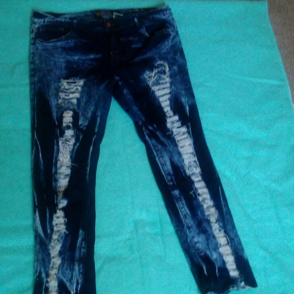 Plussize distressed and bleached jeans